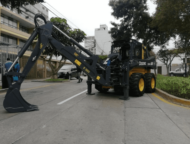 Sideshift backhoe E